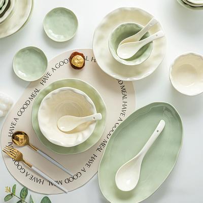 Nádobí – Talíře a tácky