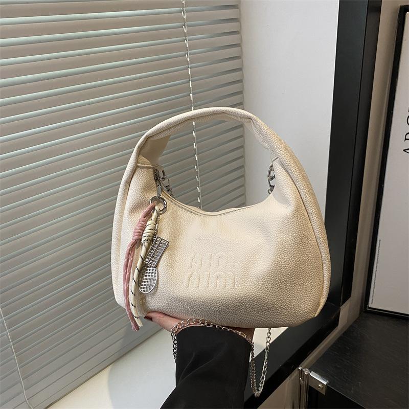 

Stylish and simple portable crescent bag, new spring and summer chain shoulder bag, high texture and beautiful messenger bag. With pendant білий