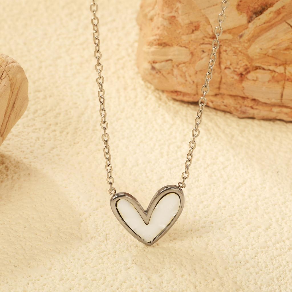 Simple and versatile bow pendant necklace women's light luxury exquisite love collarbone chain special-shaped pearl necklace