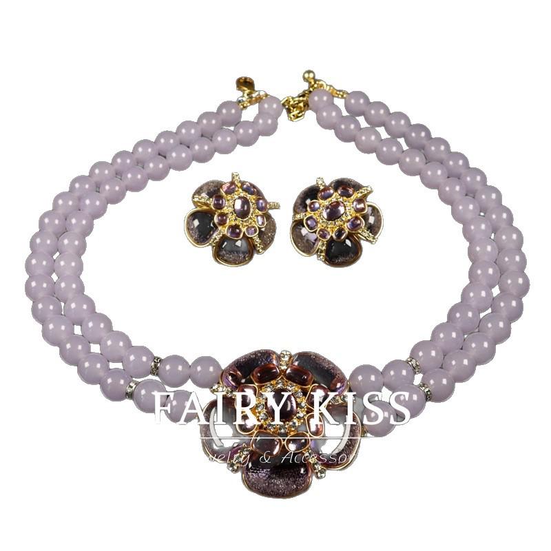 Gebrauchtes lila Schmuckset mit Pfirsichblüten-Motiv, zweilagig: Halskette und Ohrstecker aus 925er Silber im exquisiten Hofstil.