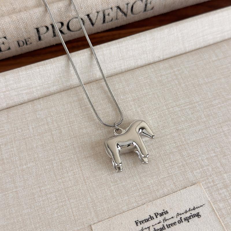 Exquisite Fashion Mini Horse Pendant Long Necklace For Women Sweet Cool Sweater Chain Minimalism Jewelry Accessories Gifts