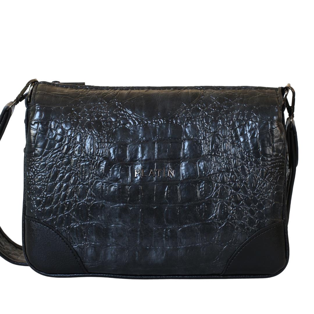 

Женская повседневная модель со стильной сумкой