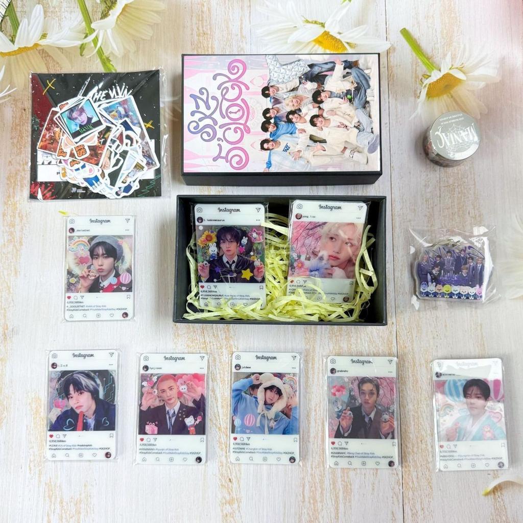StrayKids karma Dárková sada Stojící figurka Samolepka Mini karta Šňůrka Sada Vánoční dárek DOIT
