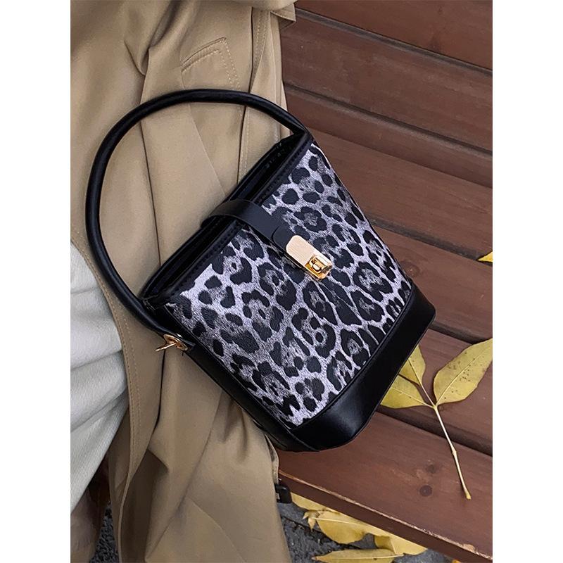 

Популярная женская сумка осень-зима 2024 года, новая сумка-мессенджер с леопардовым принтом, повседневная переносная сумка-ведро