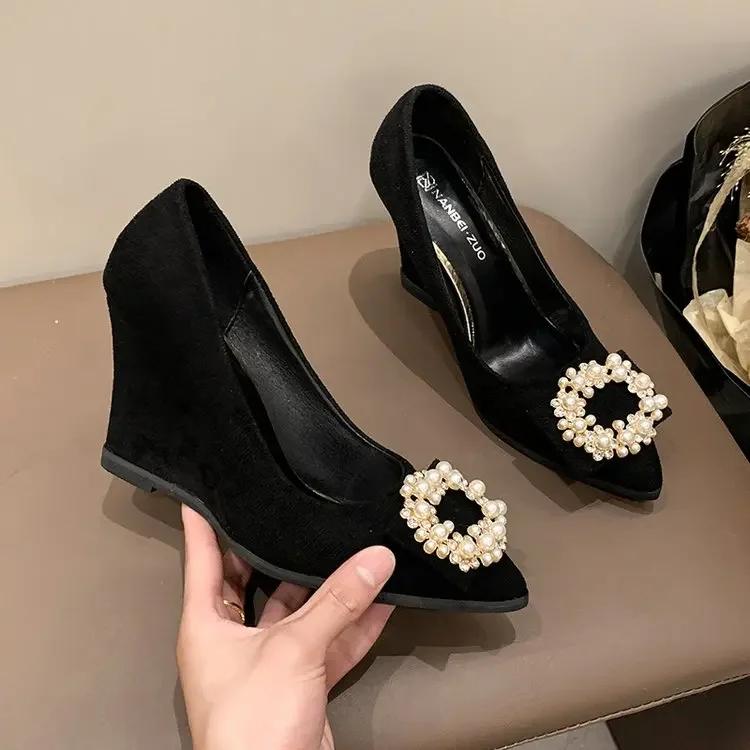 

Мода 2025Женская повседневная обувь Модная однотонная замшевая обувь с острым носком, украшенная жемчугом, неглубокая вулканизированная обувь 35 чёрный
