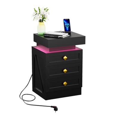 Nachttisch, drei Schubladen, mit Ladestation, 2 Netzsteckdosen/2 USB-Anschlüssen, Stecker nach europäischem Standard, schwarz.