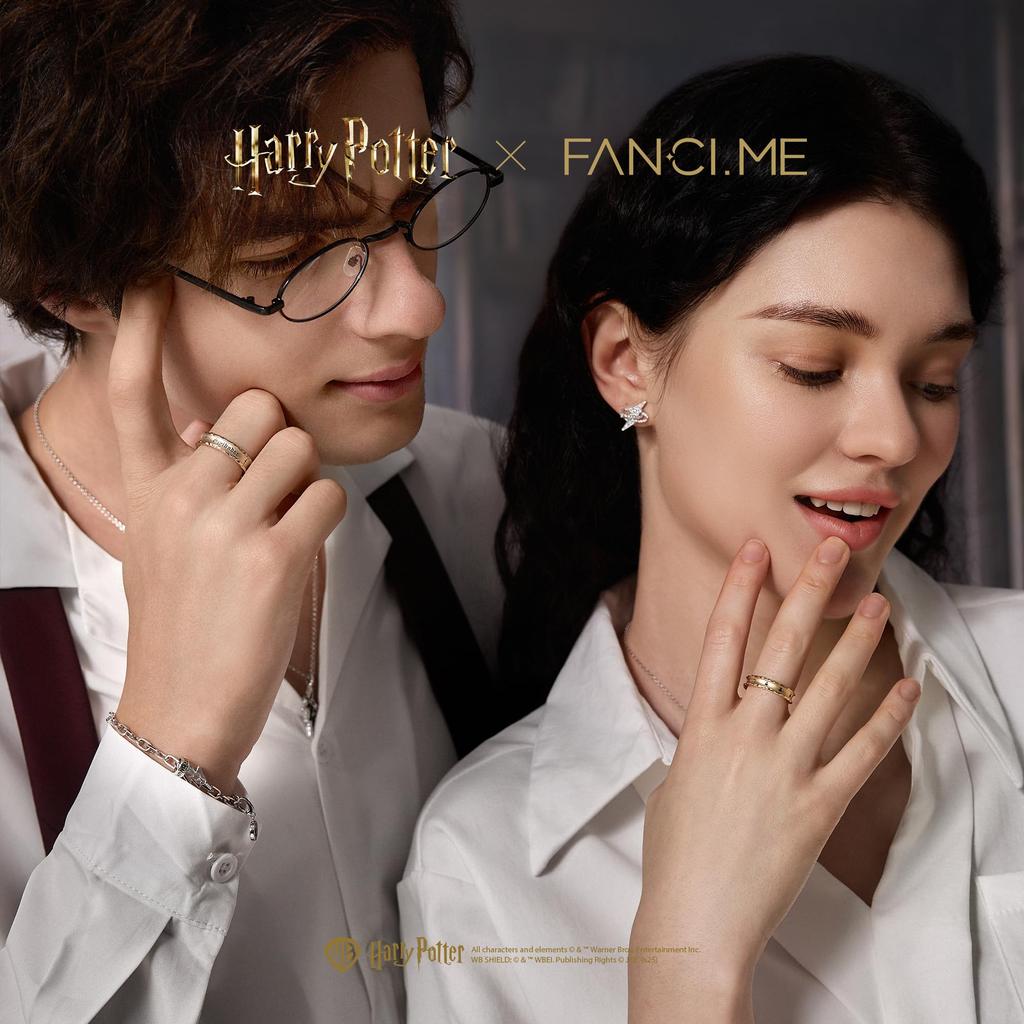X Harry Potter Official Collaboration Gryffindor Ring Adjustable Sizes 14-16 Open Rig Gold-Tone Silver Base Metal Harry Potter Exclusive Box