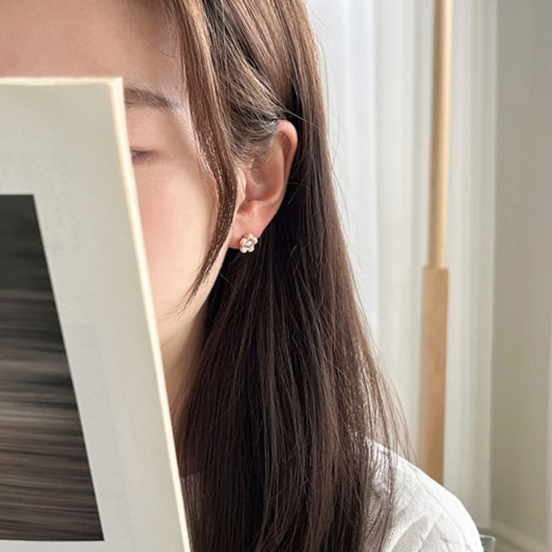 Metamic Ceramic Flower Earring (Baby Pink)