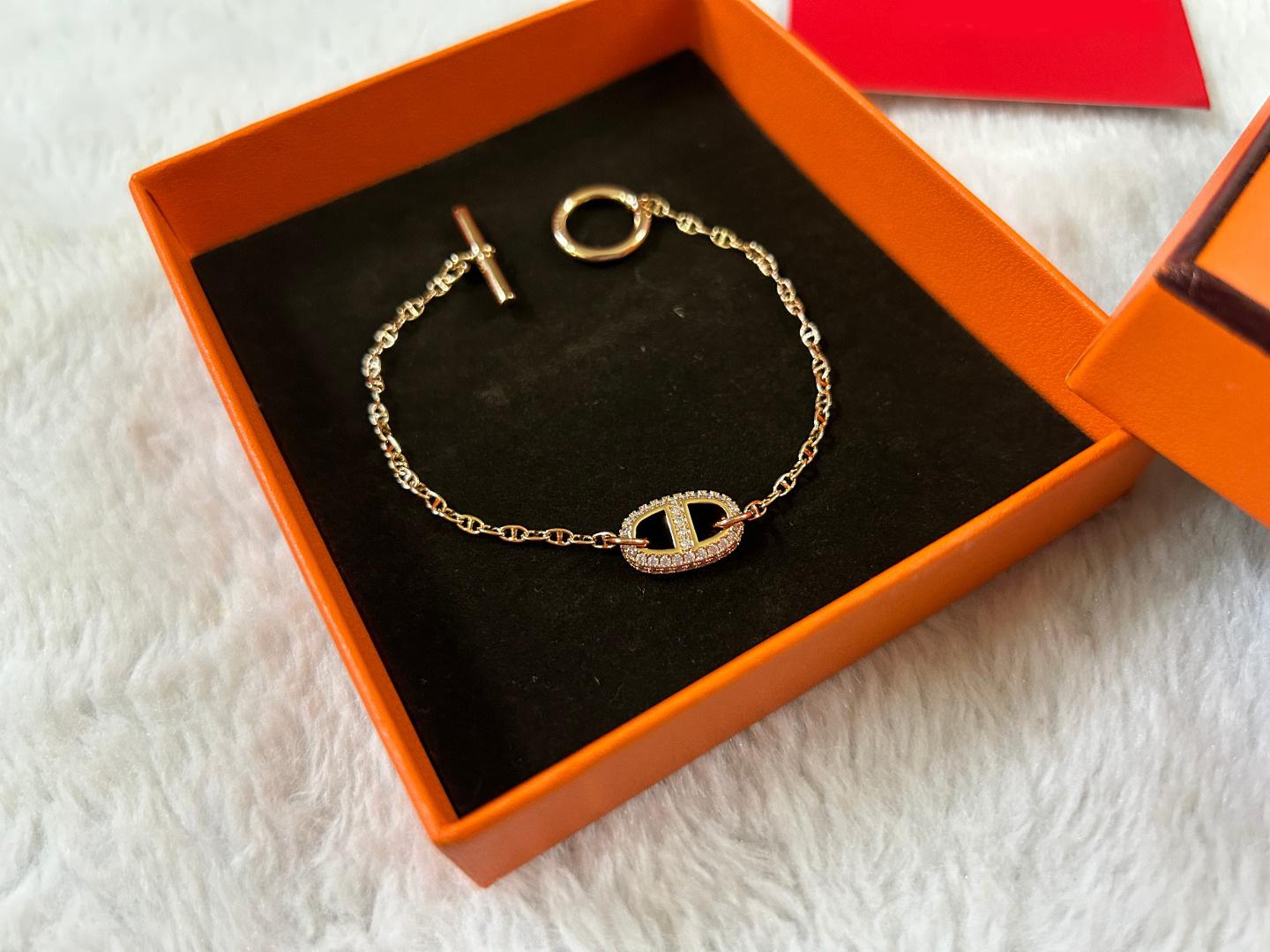 Love Home High Version 18k Rose Gold Plated Diamond Pig Nose Necklace for Women with Exquisite CNC Craftsmanship and OT Buckle.