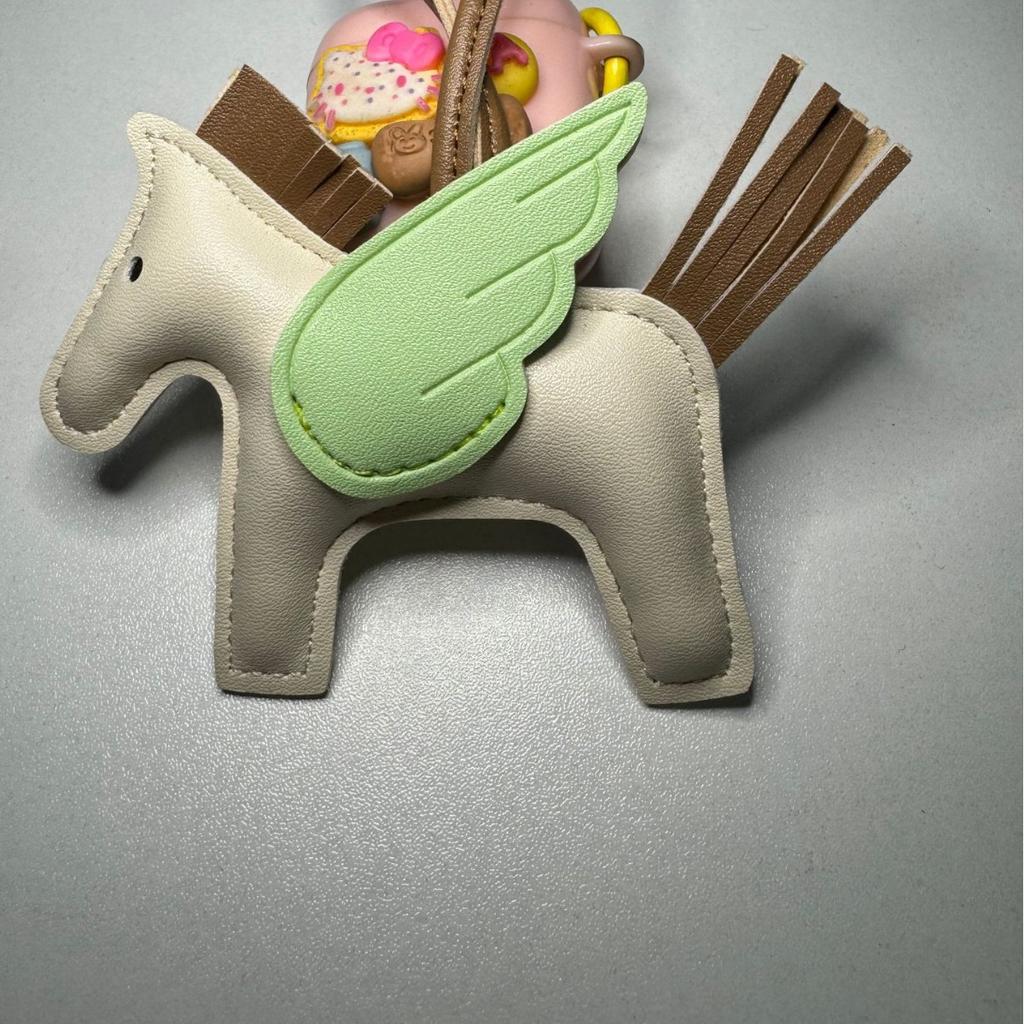 Schlüsselanhänger, kleine Pegasus-Tasche, Anhänger, PU-Leder Spiegelornament, Taschenanhänger, handgefertigter Lederpuppen-Schlüsselanhänger