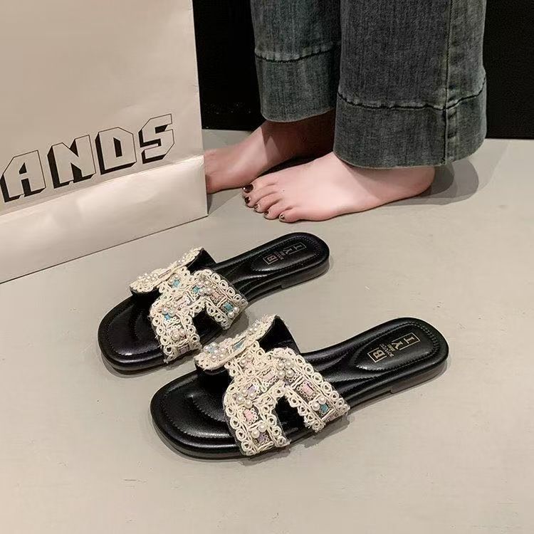 Fairy Xiaoxiangfeng fashion flat-bottomed one-word slippers 2025 new French pearl girl summer wear beach cool slippers