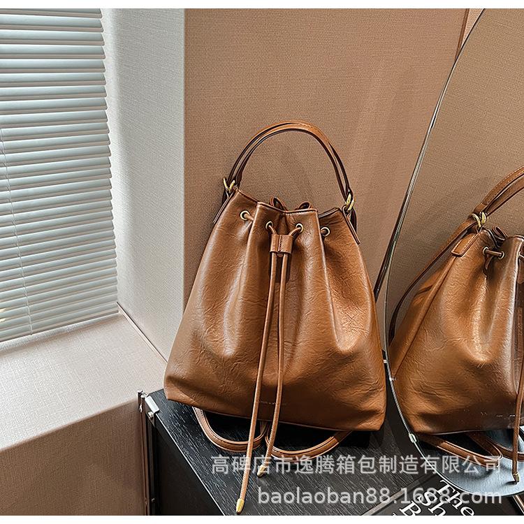 

Багатофункціональний рюкзак. Жіноча сумка Bucket Bag 2024 Новий модний осінній рюкзак Crossbody Premium Sense Niche Backpack коричневий