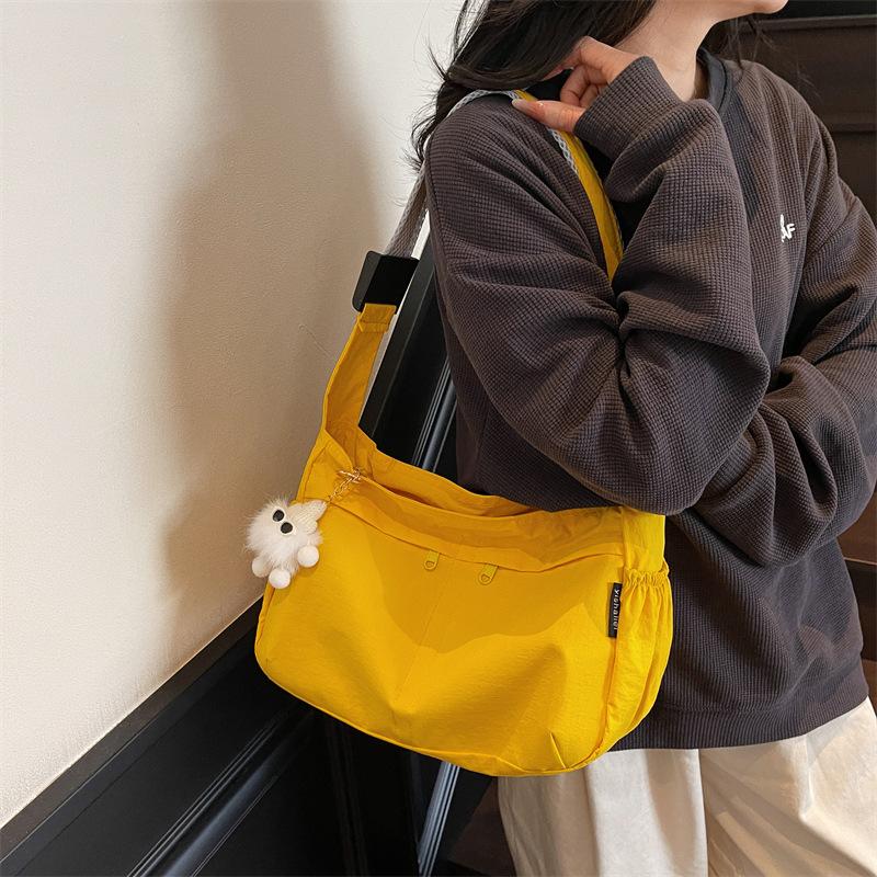 Nylon Cloth Dumpling Bag, the Same for Men and Women, One Shoulder Tote Bag, Large Capacity, Light Sports and Leisure Messenger Bag