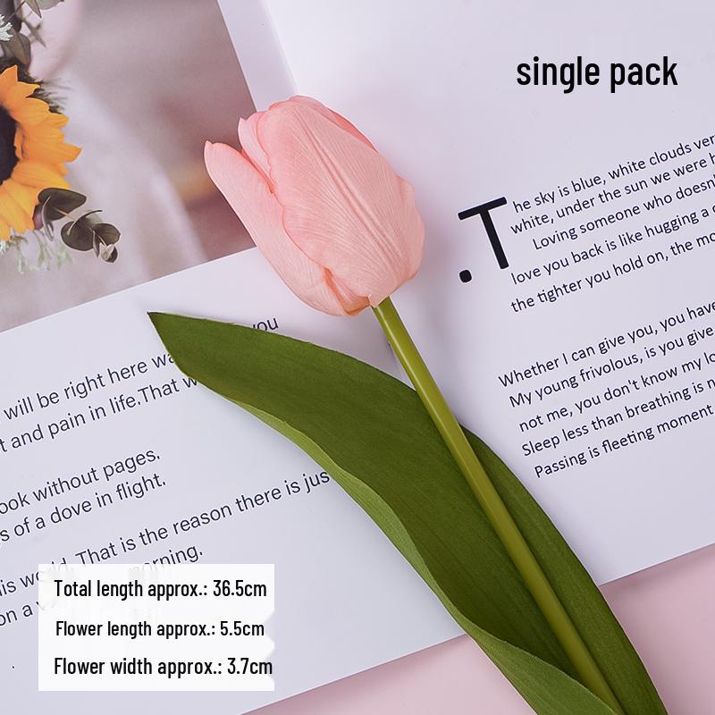 Minimalistischer Tulpen-Kuchenaufsatz mit frischen Blumen und Band für den Muttertag oder Geburtstag