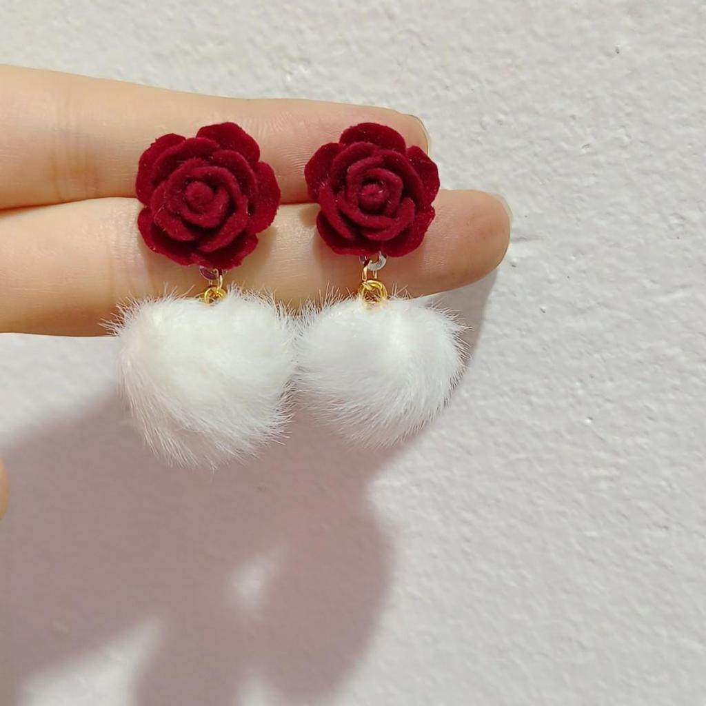 Lange rote Samtohrringe für Damen zum Neujahr 2025 – stilvolle, vielseitige Accessoires für Verlobungen, Hochzeiten und festliche Anlässe.