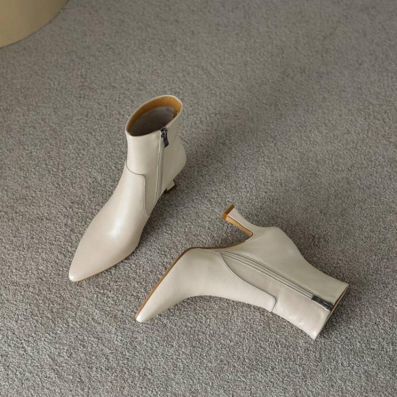 

Новые женские кожаные ботинки большого размера средней высоты однотонные с задней молнией на тонком каблуке с острым носком осенне-зимние удобные из овчины ботинки Мартин 40