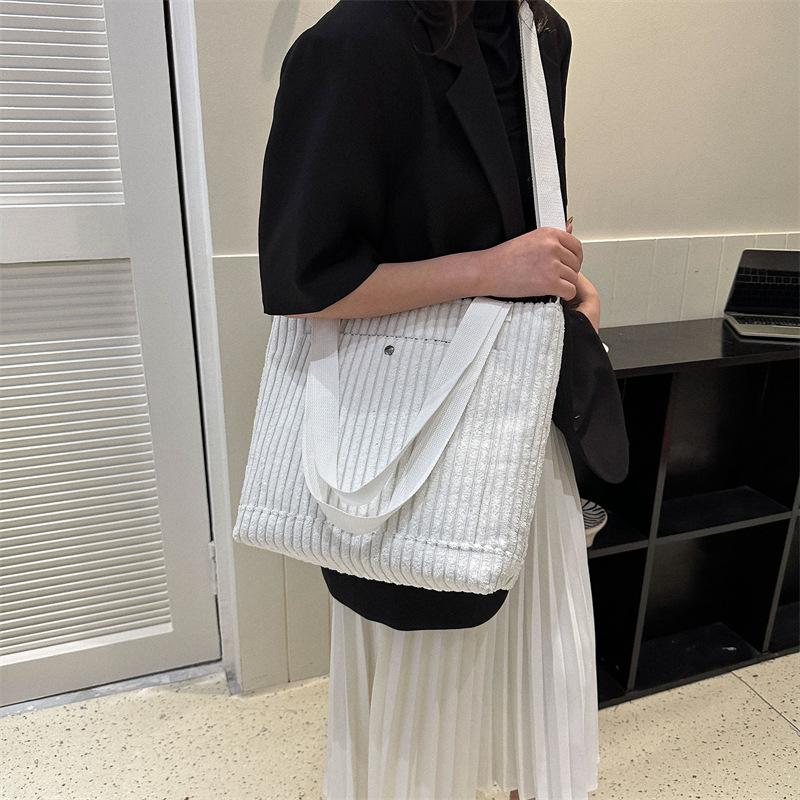 Simple casual portable large-capacity bag women's Korean version fashion tote bag 2025 spring and summer niche texture underarm bag