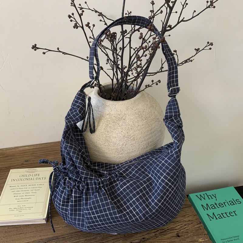 Korean Version of Fashion Plaid Shoulder Bag 2025 New Large-capacity Retro Commuter Messenger Bag Niche Foreign Style Dumpling Bag