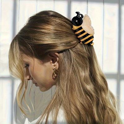 A Charming Bee-Shaped Hair Clip Adorned with Rhinestones Featuring a Easy And Delightful Insect Design
