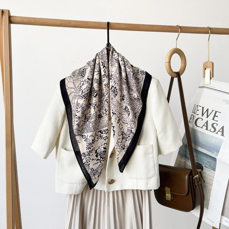 70 * 70 Vier Jahreszeiten verfügbar Neuer kleiner quadratischer Damenschal, hochwertiger Schal mit Buchstabendruck, professioneller Schal, Satinschal