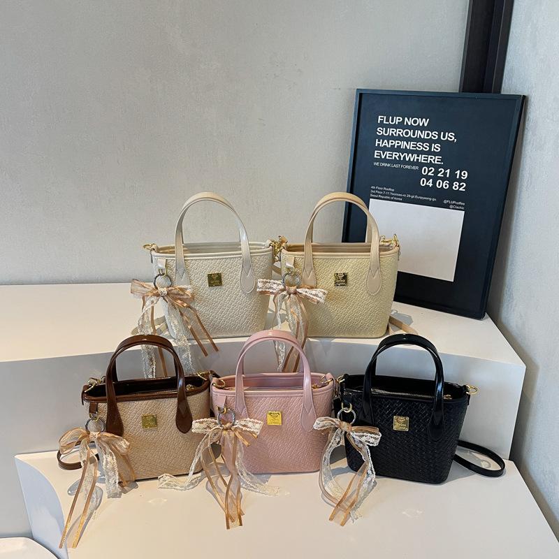 2025 Summer New Textured Woven Large-capacity Women's Bucket Bag Niche Versatile Portable Shoulder Commuter Bag