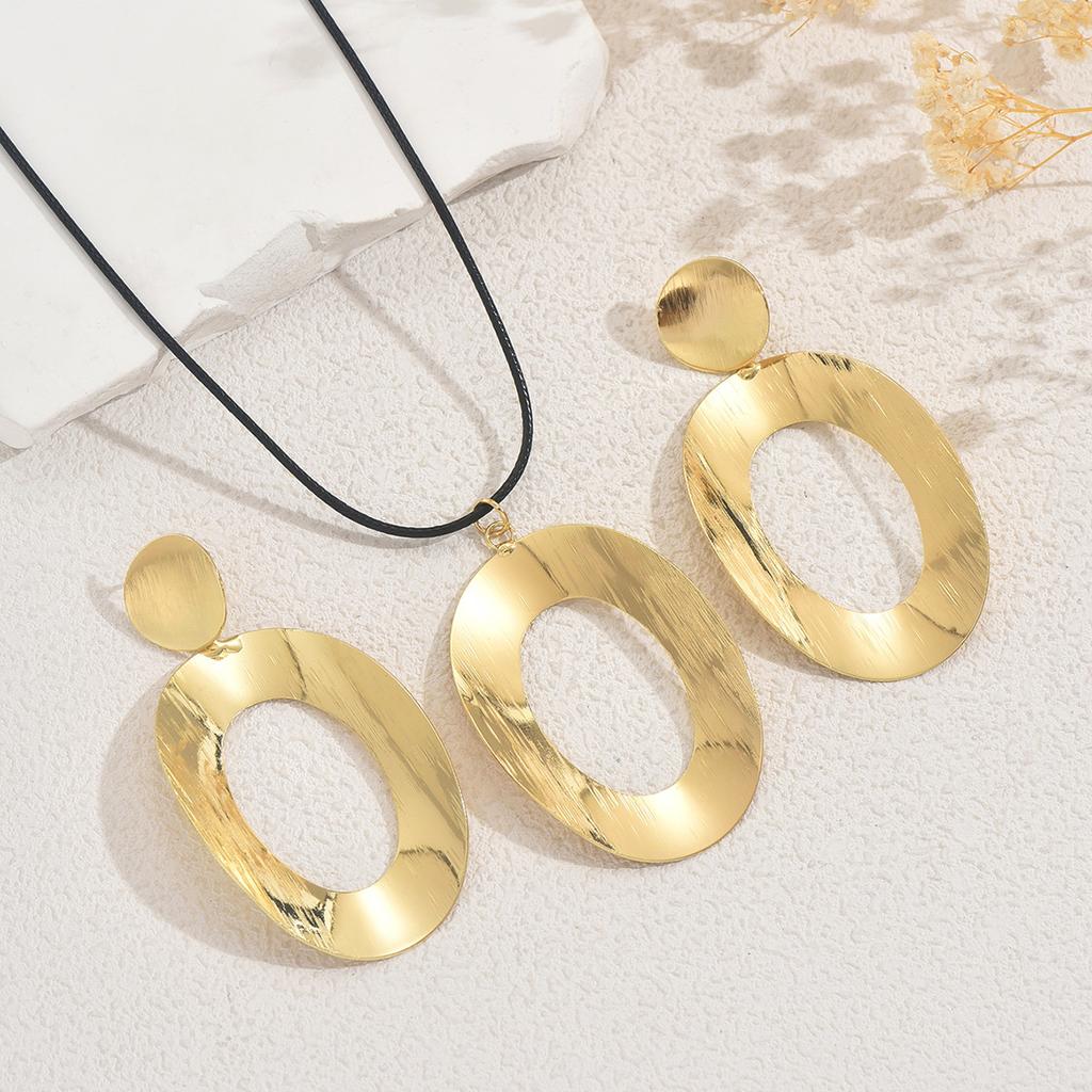 2025 New Women's Style Jewelry Set Simple Geometric Large Circle Design Earrings Versatile Long Necklace