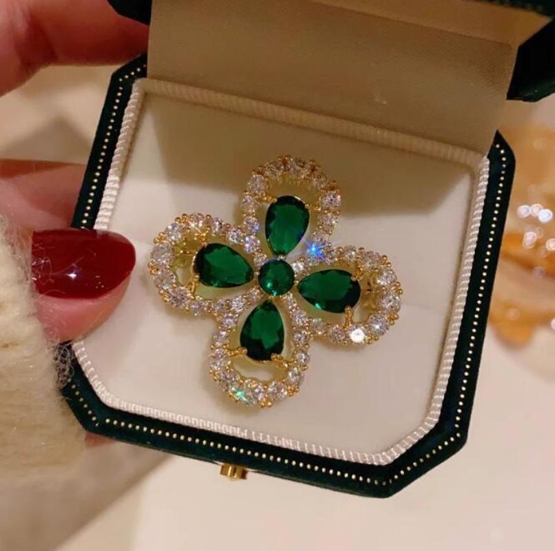 Vintage Brooches Imitation Emerald Leaf Shape Sweater Pins French Style Exquisite Corsage All-match Suit Prom Dress