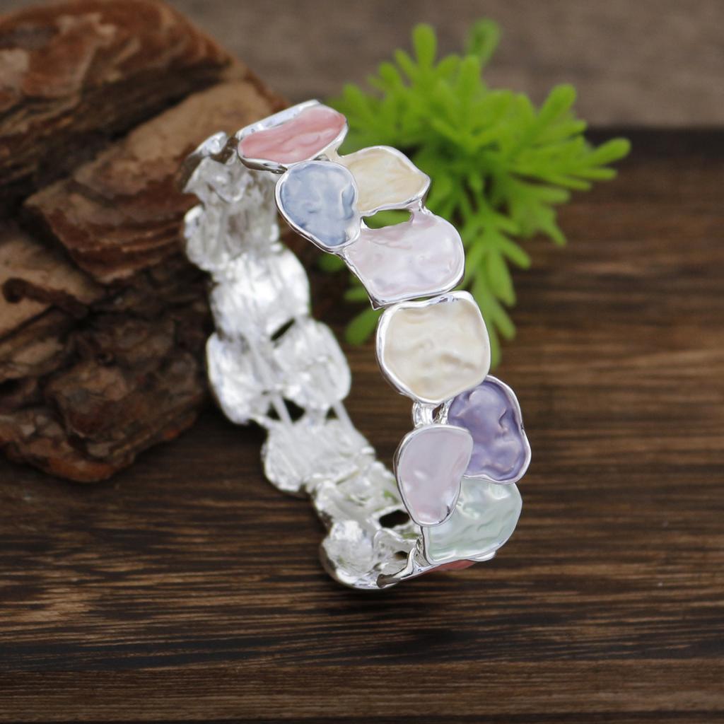 Enamel-colored Square Geometric Elastic Bracelet for Ladies, Stylish and High-end, with Irregular Square-shaped Design.