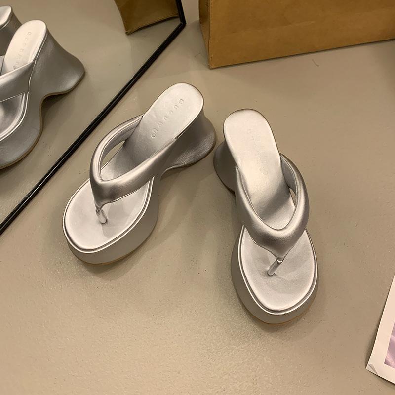 

Muffin outerwear wedge heels slippers women s 2025 summer new thick-soled herringbone small fashion beach cool slippers 40 серебряный