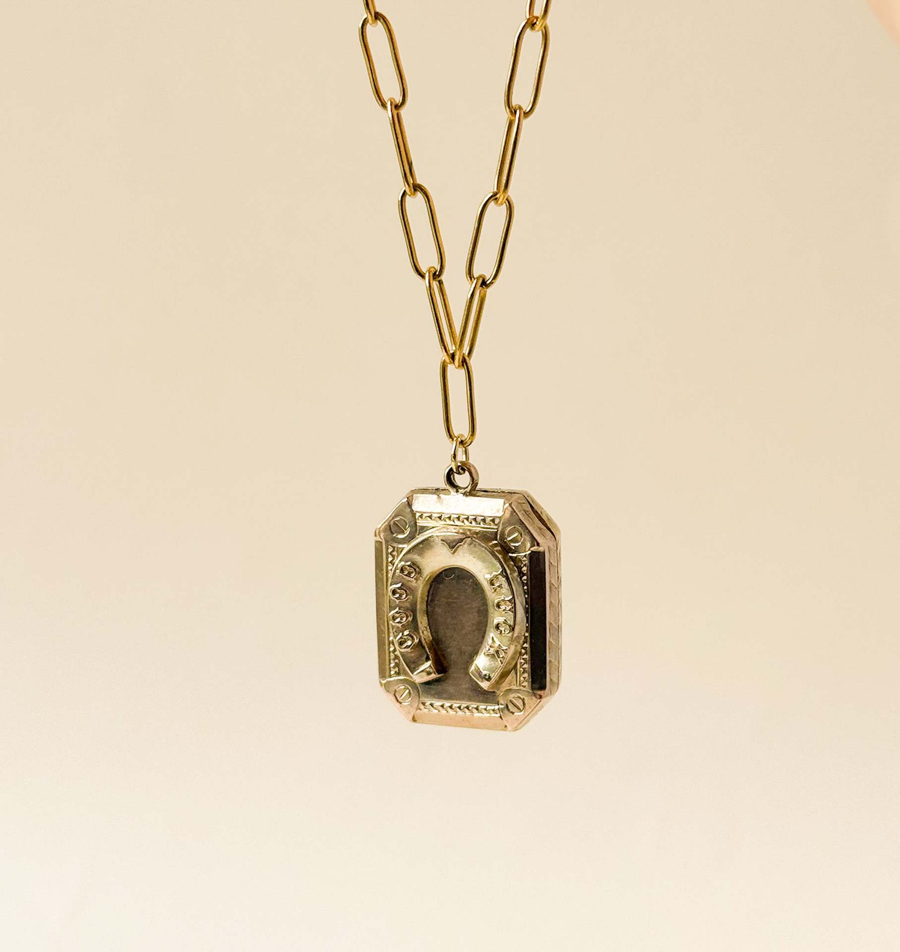 

Light Luxury Gold Horseshoe Square Opening And Closing Pendant Phase Box Necklace Niche Design Sense