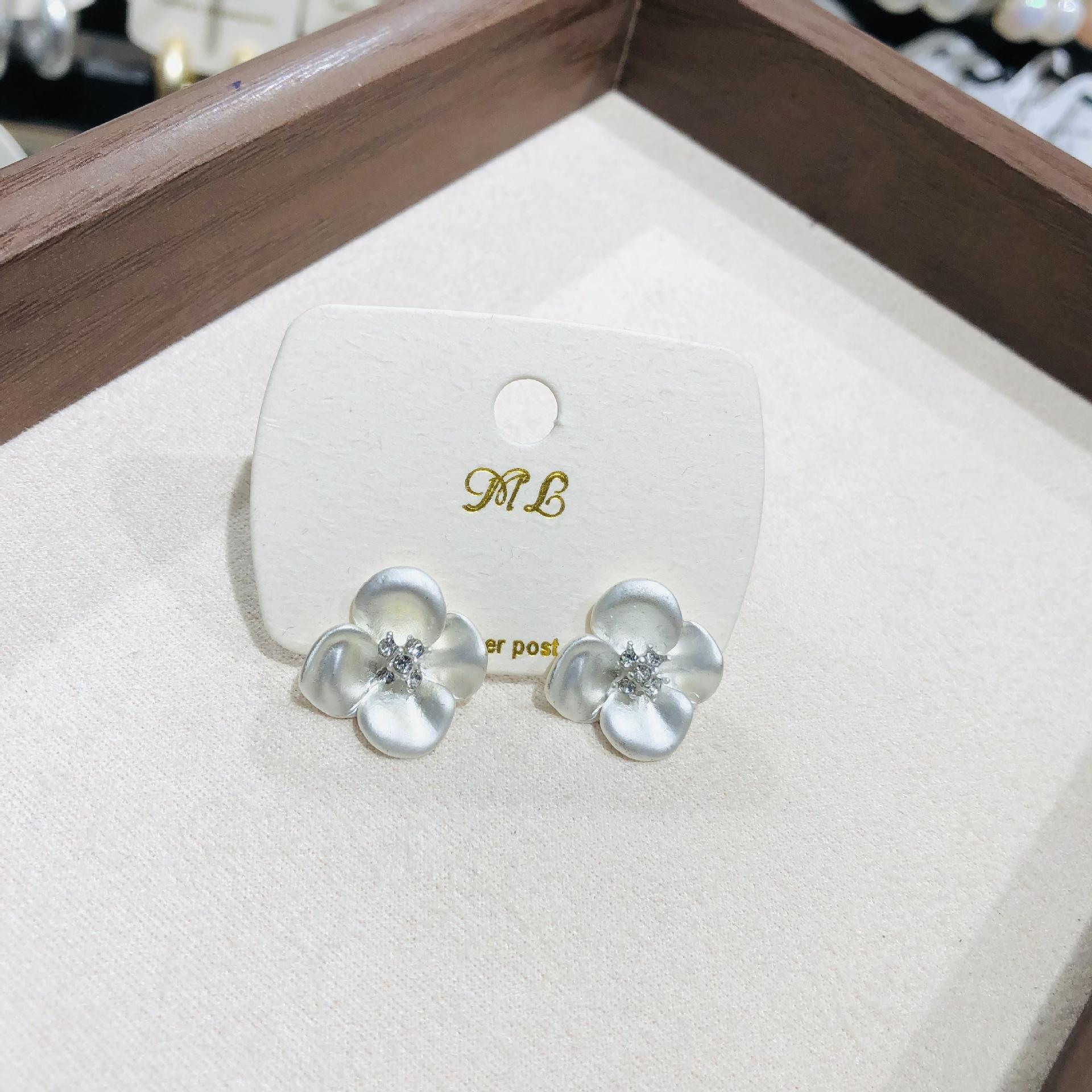 

Retro Diamond Studded Imitation Pearl Oval Earrings, European and American Niche Fashion Earrings, High-end Temperament Earrings for Women срібний
