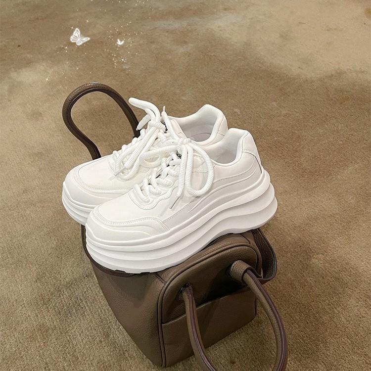 [Ovčí kůže] Silná podrážka zvyšující o 7CM~ Dámské bílé tenisky 2025 Nové letní kožené všestranné prodyšné ležérní boty
