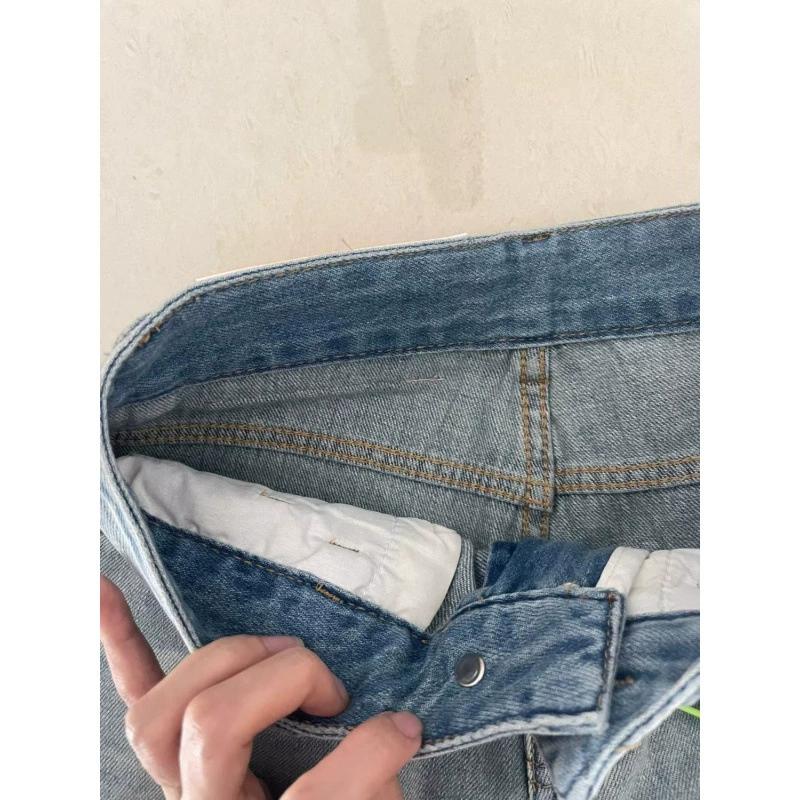 Blugi de damă cu talie înaltă, subțiri și de culoare deschisă, în formă de pară, statură mică, stil vertical, croială lejeră, pantaloni slăbiți și cu picior larg