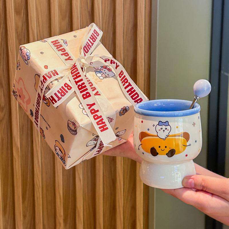 Birthday gift, girl holding a coffee cup, high-value ceramic latte cup, household drinking cup, and mug as a souvenir.
