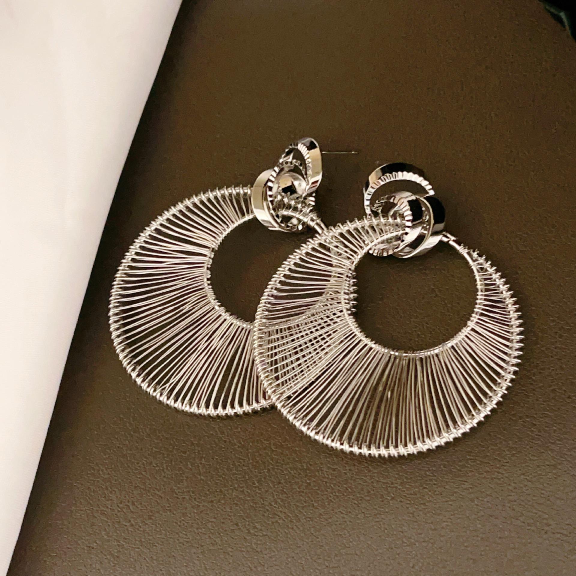 

Преувеличенные Ретро Хай-энд Металлические Серьги, Большие Серьги, Золотистые Легкая Роскошь Текстура Темпераментные Серьги.