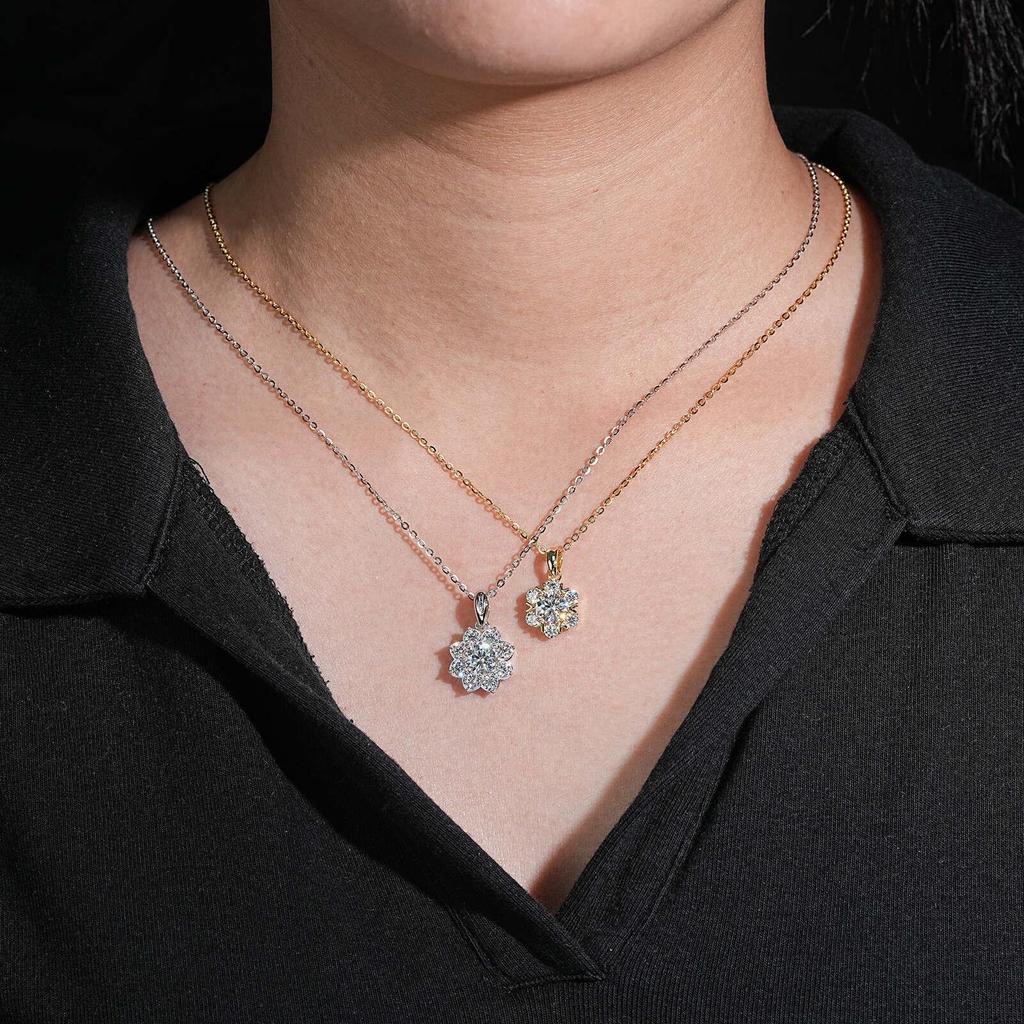 Elegant Moissanite Flower Necklace: 1 Carat 8 Hearts & Arrows Cut, Light Luxury Clavicle Chain, European & American Style.