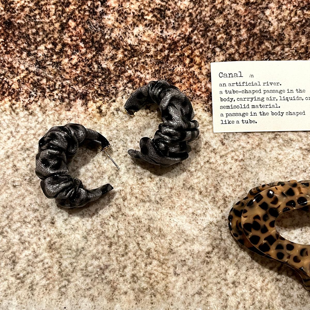 

Серьги-гвоздики в стиле ретро Майяра в форме буквы С с леопардовым принтом, женская мода, универсальные серьги для темперамента, простые и высококачественные серьги copper