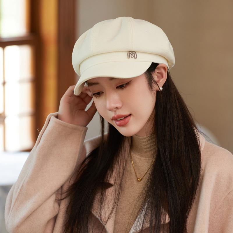 

Осенне-зимняя новая шляпа женская металлическая буква M стандартная восьмиклинка литературная и ретро лицо шляпа газетчика average size