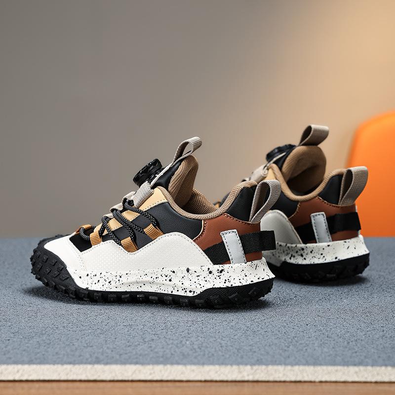 Children's autumn and winter sports shoes 2025 boys' fashion velvet thermal shoes medium and older children's and girls' outdoor running shoes