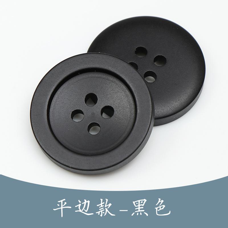 Svarta trenchcoat med hartsknappar, kostymimitation, hornknappar, färgade fyröglade knappar i exklusivt ullmönster