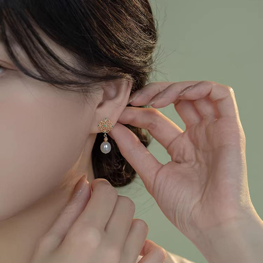 Vintage lace natural freshwater pearl earrings for women, S911 silver needle light luxury high-end design, niche design versatile studs