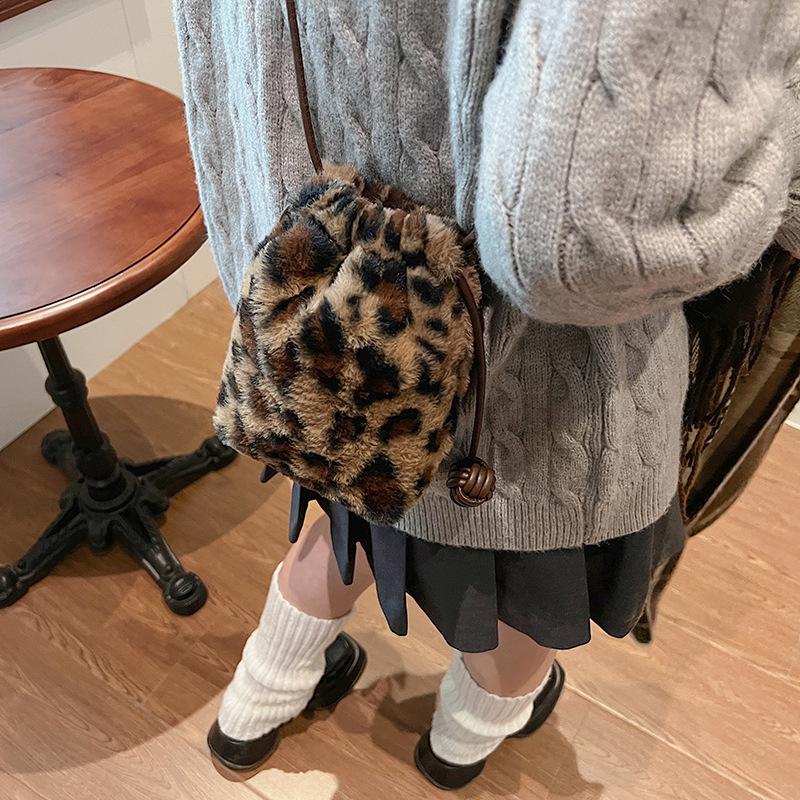 Bag new 2025 cute plush drawstring bag women's trendy versatile messenger mobile phone bag