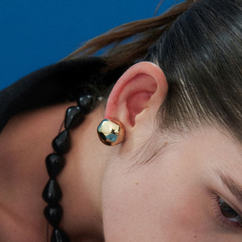 MIDNIGHT MOMENT uneven big earring