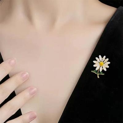 Temperament Emaille Gänseblümchen-Blumenbroschen für Frauen und Mädchen Zarte, glänzende Gänseblümchen-Blumen-Anstecknadeln Elegantes Blumenabzeichen