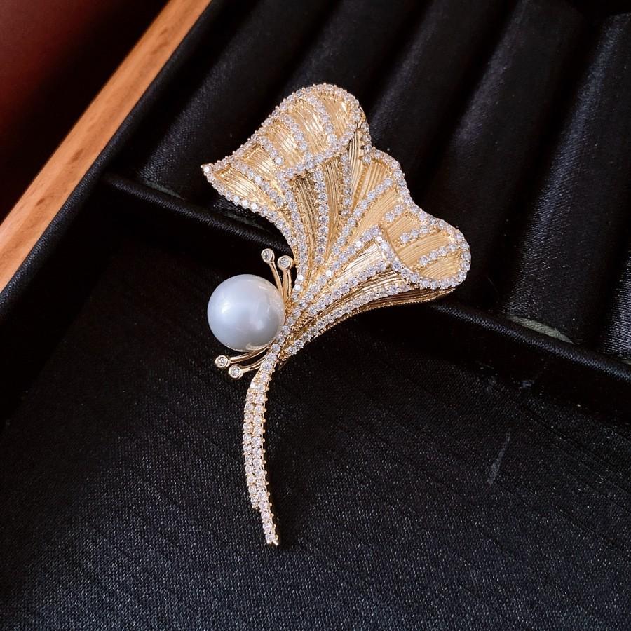 Średniowieczna Vintage Broszka z Kontrastującą Pszczołą Inkrustowana Diamentami Retro Lekki Luksus High-endowa Korsaż Wykwintne Wszechstronne Dodatki Kobiety