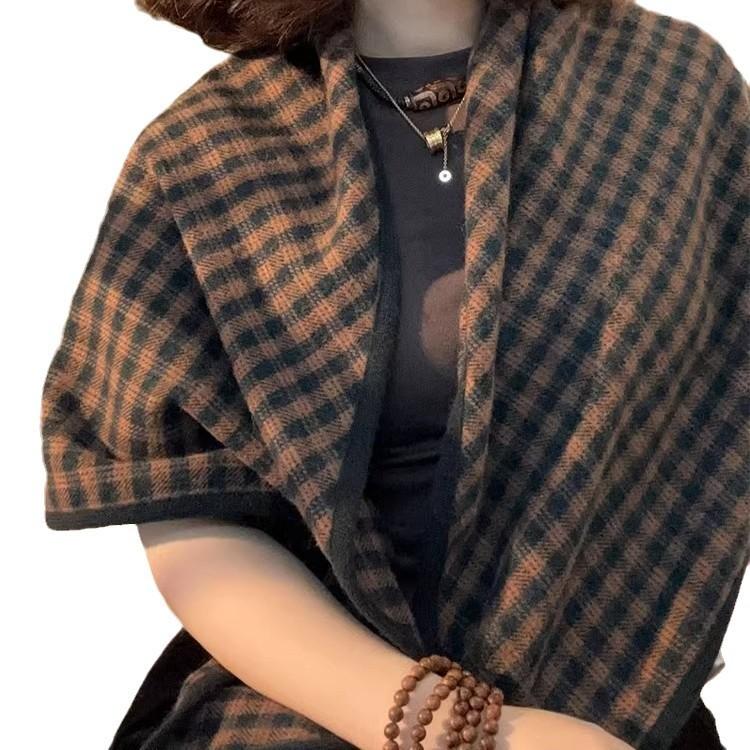 The Grand Suergram Wool Triangular Scarf Is A Versatile and Multi-functional Scarf for Women in Winter It Can Be Used As Both A Neck and A Shawl