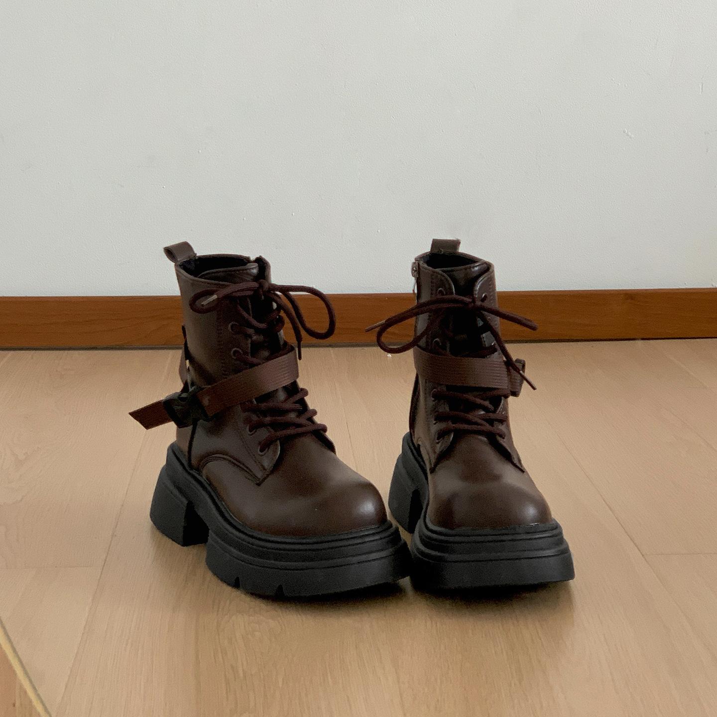 

Черные ретро ботинки Мартин на толстой подошве в британском стиле, увеличивающие рост, женские, новые летние 2025 года, высококачественные, юбочные полусапожки 40 коричневый