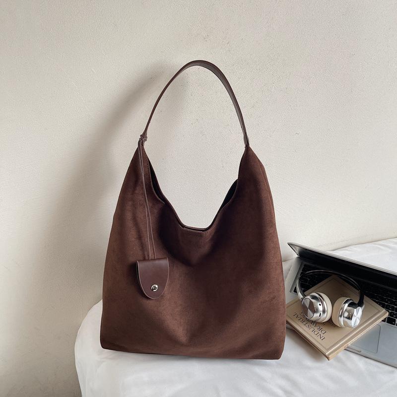 

Нишевая сумка подмышку высокой ценности женская 2025 новая модная вместительная сумка через плечо повседневная и модная сумка-тоут для поездок на работу темно-коричневого