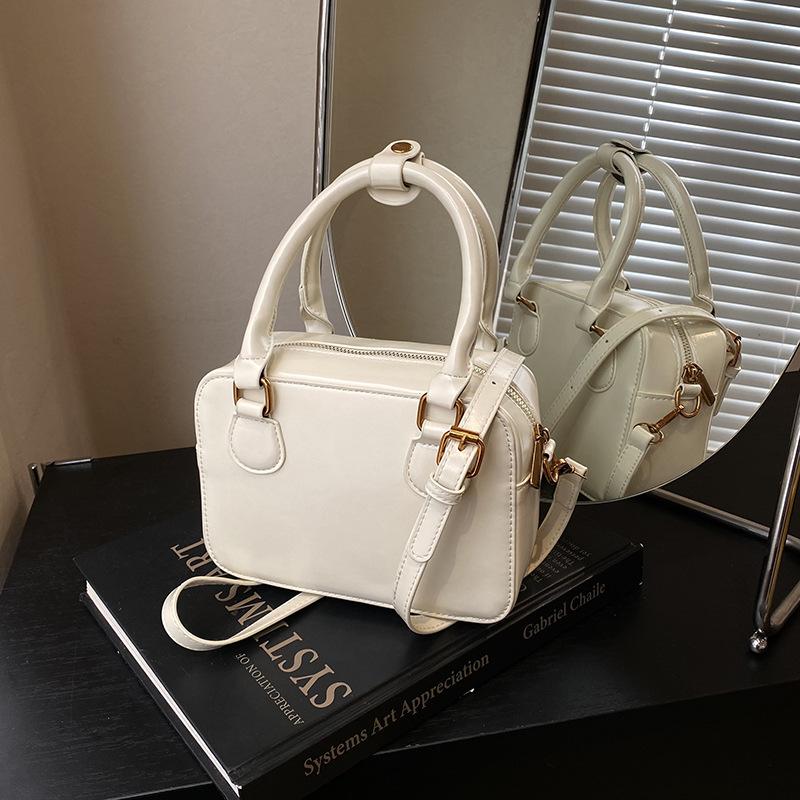 Retro Niche Bag Women's 2025 New Autumn and Winter Versatile Messenger Bag High-end Fashion Portable Small Square Bag