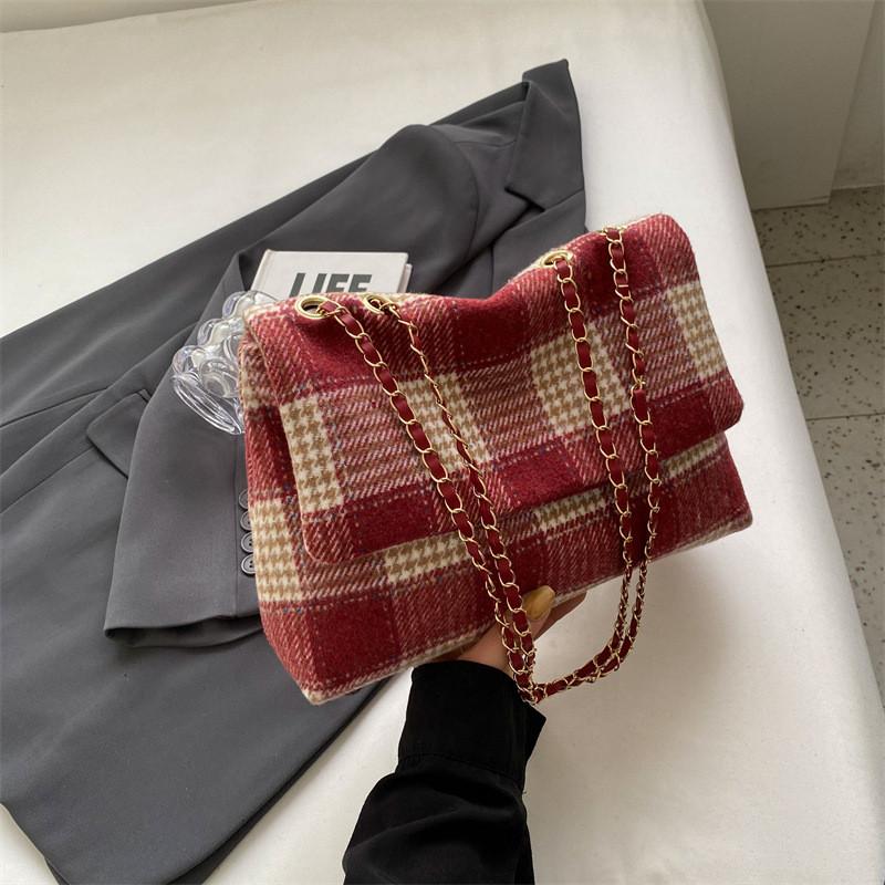 Fashionable Plaid Tote Bag For Autumn Stylish Crossbody Bag Large Capacity Unique Design